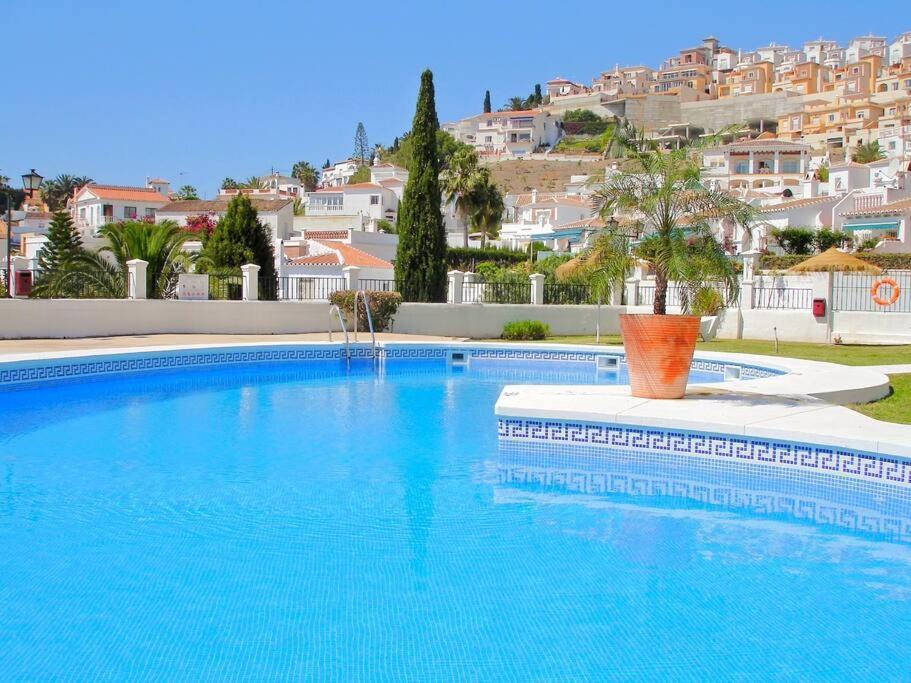 Beautiful 3 Bedroom Townhouse In Urb. Tropicana, Nerja Eksteriør billede