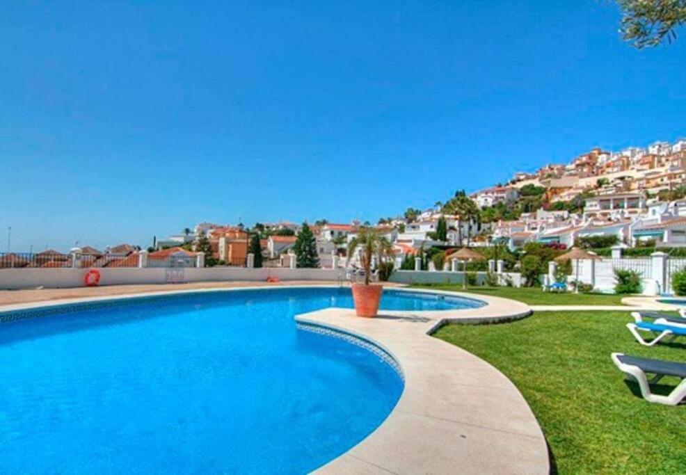 Beautiful 3 Bedroom Townhouse In Urb. Tropicana, Nerja Eksteriør billede